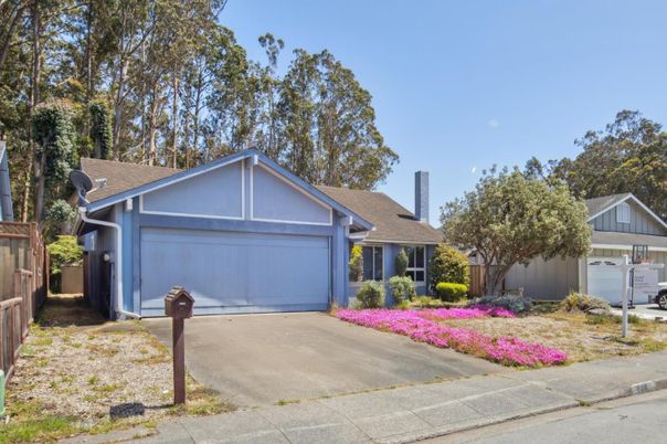 Attached, Exterior, Facade, Ranch