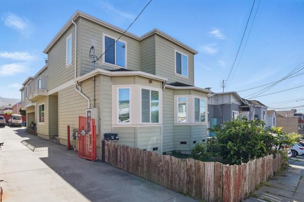 Exterior, Facade, Rowhouse