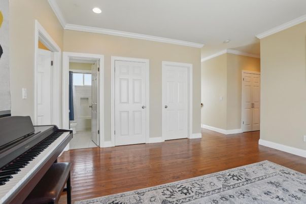 Interior, Piano, Recessed Lighting, Wood Texture Flooring