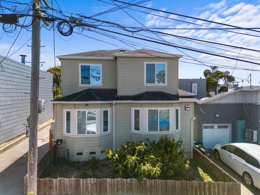Attached, Exterior, Facade, American Foursquare