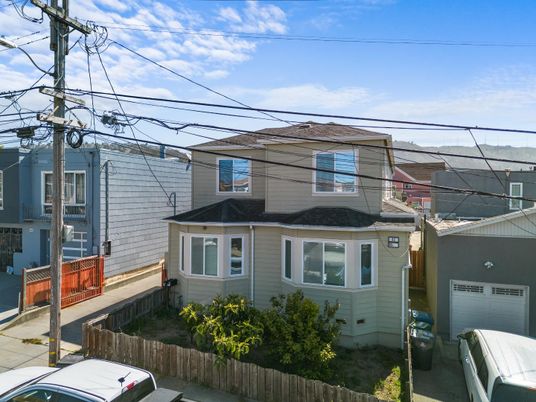 Exterior, Facade, Queen Anne Victorian