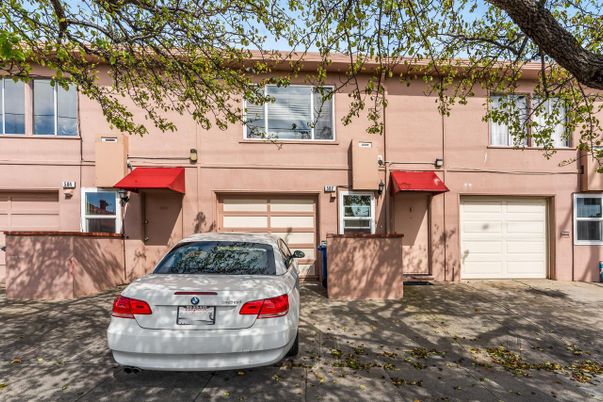 Attached, Exterior, Facade, Rowhouse