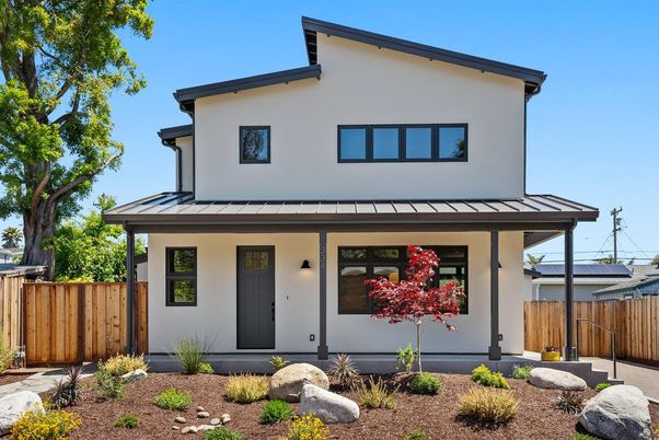 Exterior, Facade, Modern