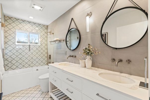 Bathroom, Dual Sink Vanities, Interior, Recessed Lighting