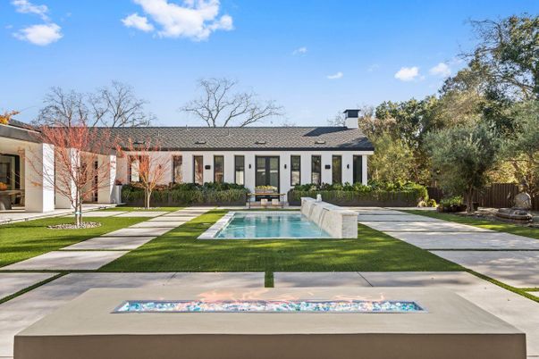 Exterior, Facade, Pool, Ranch