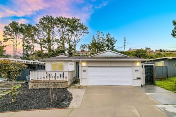 Attached, Exterior, Facade, Ranch