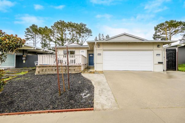 Attached, Exterior, Facade, Ranch