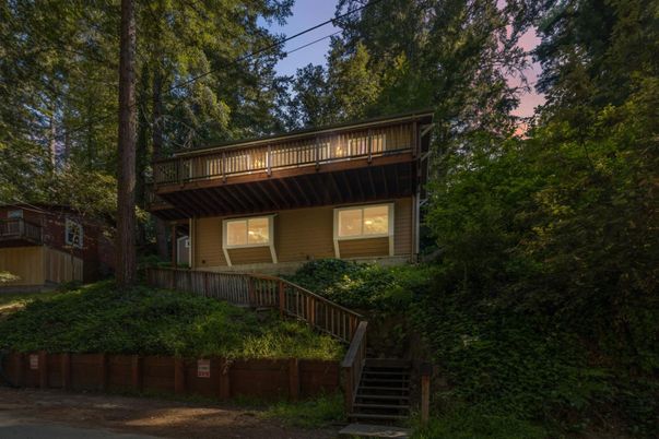Exterior, Facade, Log Home