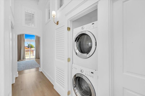 Interior, Utility Closets, Washer, Wood Texture Flooring