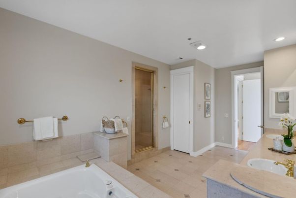 Bathroom, Dual Sink Vanities, Interior, Recessed Lighting