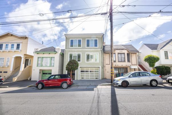 Attached, Exterior, Facade, Rowhouse