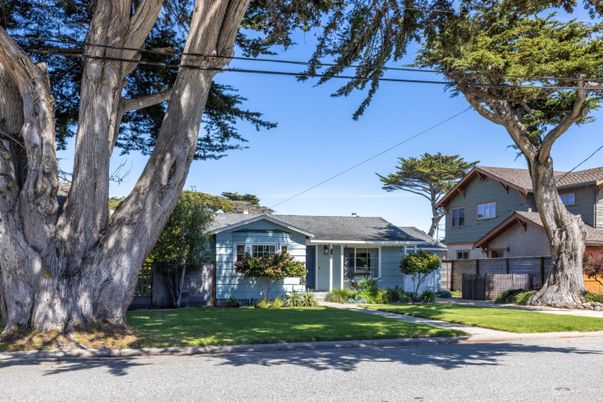 Exterior, Facade, Ranch