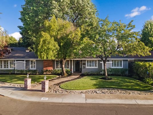 Exterior, Facade, Ranch