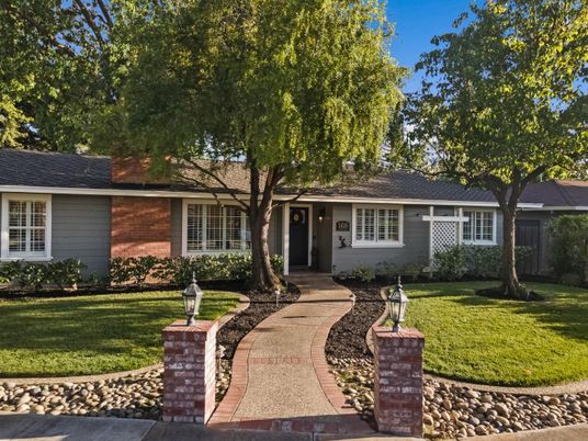 Exterior, Facade, Ranch