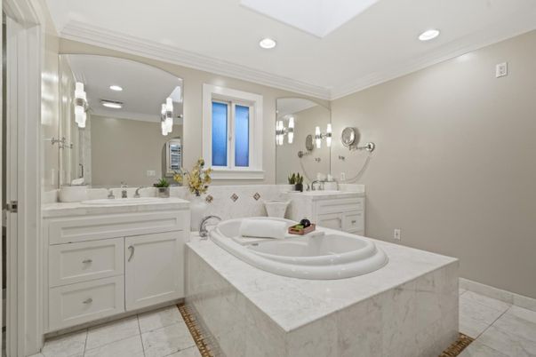 Bathroom, Dual Sink Vanities, Interior, Recessed Lighting