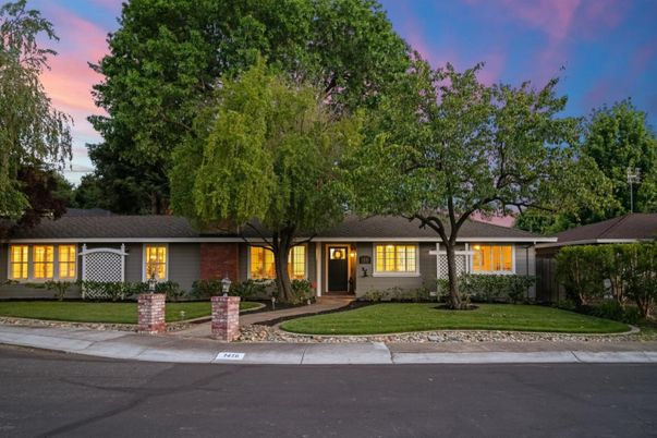 Exterior, Facade, Ranch