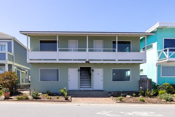 Exterior, Facade, Modern