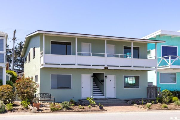 Exterior, Facade, Modern