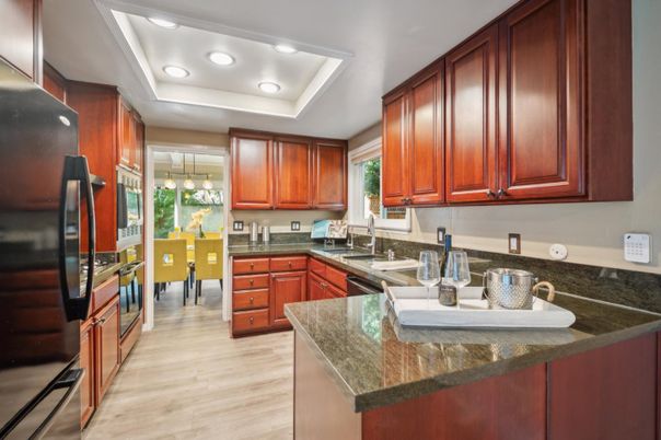 Chandelier, Dining room, Interior, Kitchen, Pendant Lights, Recessed Lighting, Wood Texture Flooring