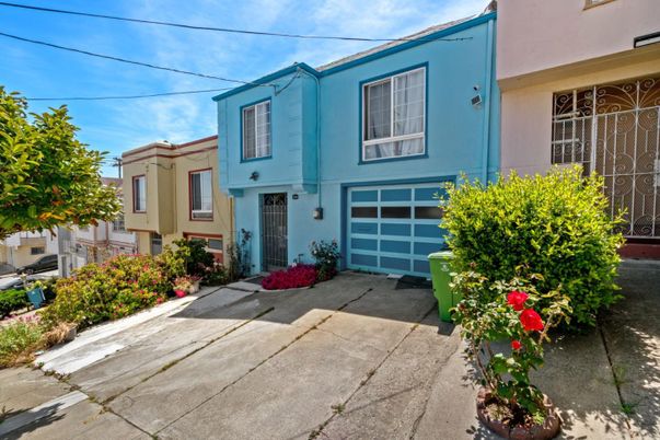 Attached, Exterior, Facade, Rowhouse