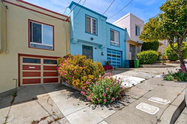 Attached, Exterior, Facade, Rowhouse