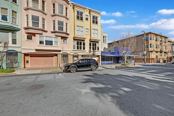 Attached, Exterior, Facade, Rowhouse