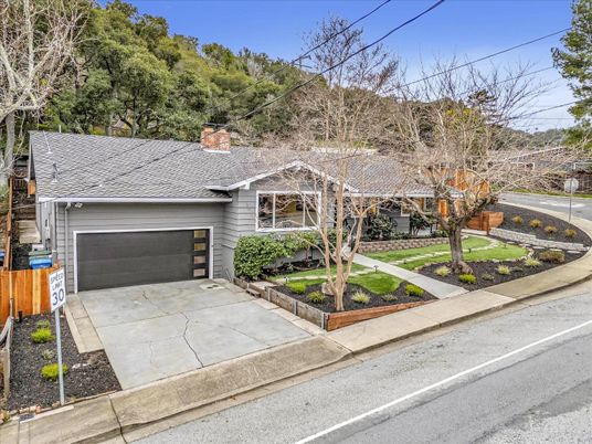 Attached, Exterior, Facade, Ranch