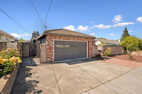 Detached Garage, Exterior