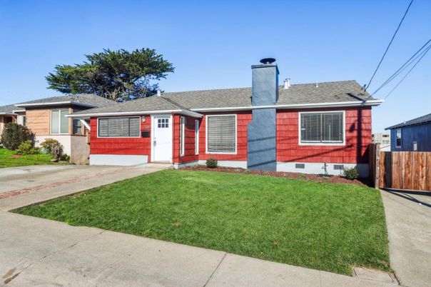Exterior, Facade, Ranch