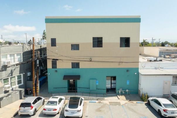 Exterior, Facade, Modern