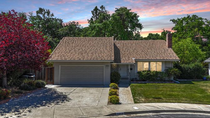 Attached, Exterior, Facade, Ranch