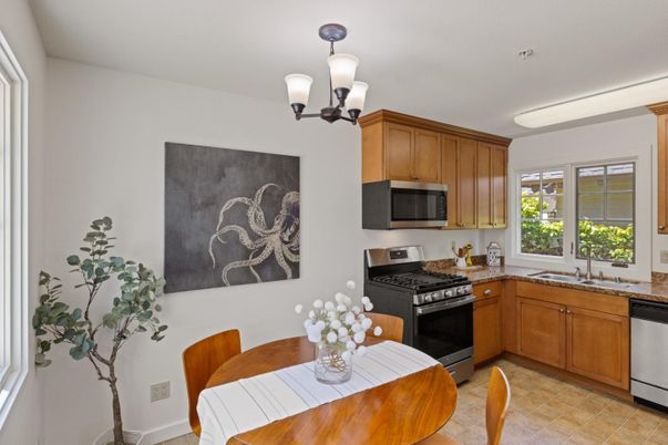 Chandelier, Dining room, Interior, Kitchen, Stainless Steel Appliances