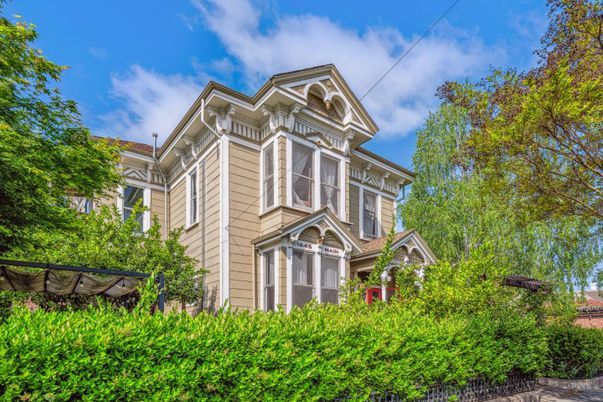 Exterior, Facade, Queen Anne Victorian