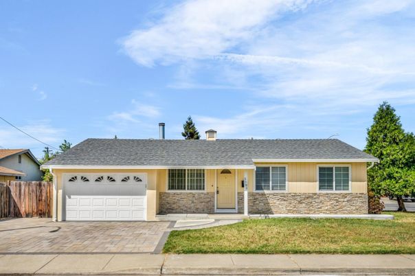Attached, Exterior, Facade, Ranch