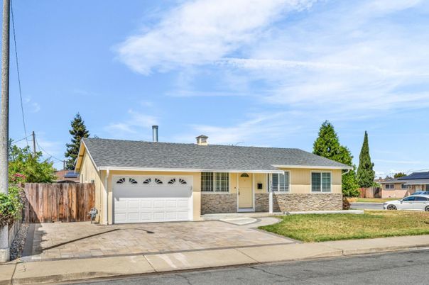 Attached, Exterior, Facade, Ranch