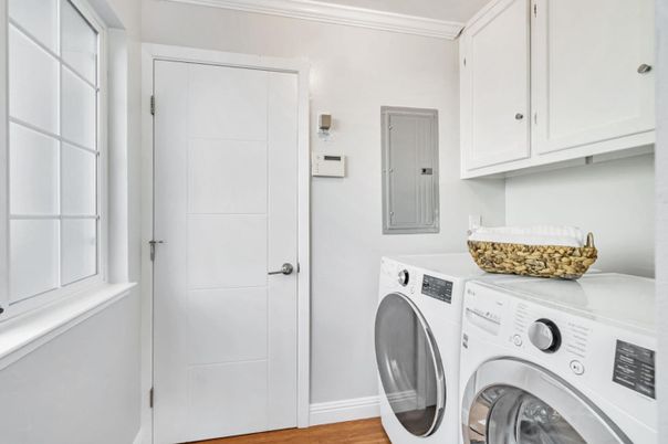 Interior, Washer, Wood Texture Flooring