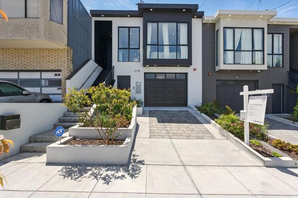Attached, Exterior, Facade, Rowhouse