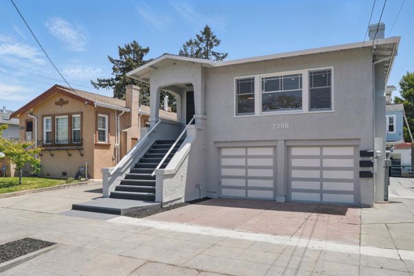 Attached, Exterior, Facade, Modern