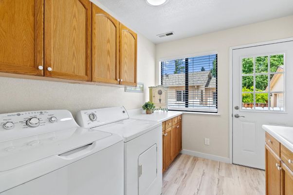 Interior, Recessed Lighting, Washer, Wood Texture Flooring
