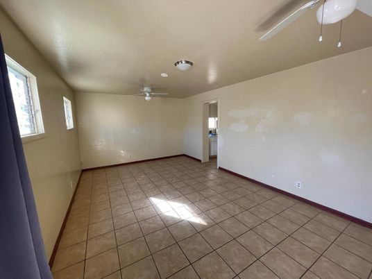 Empty room, Interior