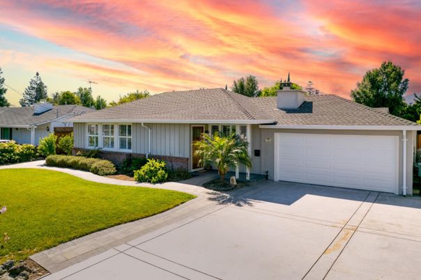 Attached, Exterior, Facade, Ranch