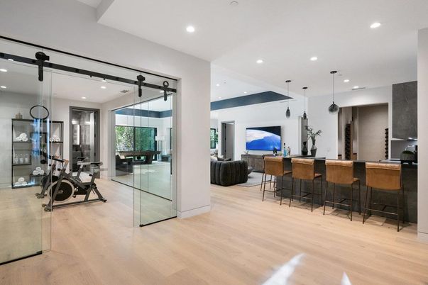 Fitness Equipment, Interior, Living room, Pendant Lights, Recessed Lighting, Wood Texture Flooring