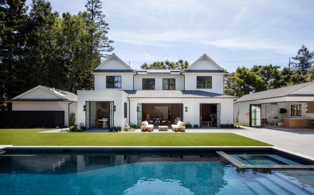 Exterior, Facade, Pool, Farmhouse