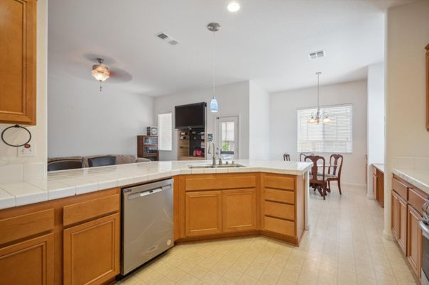 Chandelier, Dining room, Interior, Kitchen, Pendant Lights, Recessed Lighting, Tile Countertops
