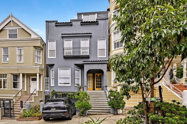 Exterior, Facade, Rowhouse