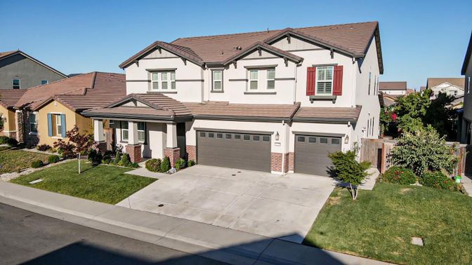 Attached, Exterior, Facade, Tudor Revival