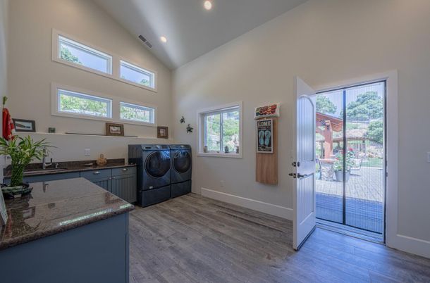 Interior, Recessed Lighting, Washer, Wood Texture Flooring