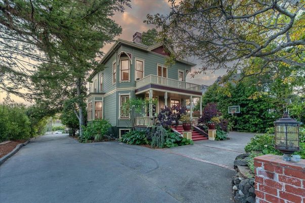 Backyard, Exterior, Facade, Queen Anne Victorian