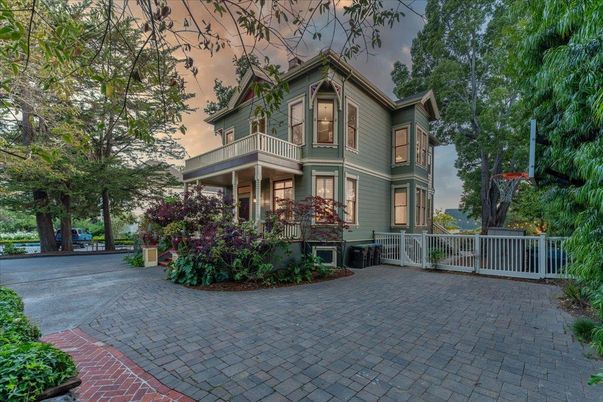 Exterior, Facade, Queen Anne Victorian