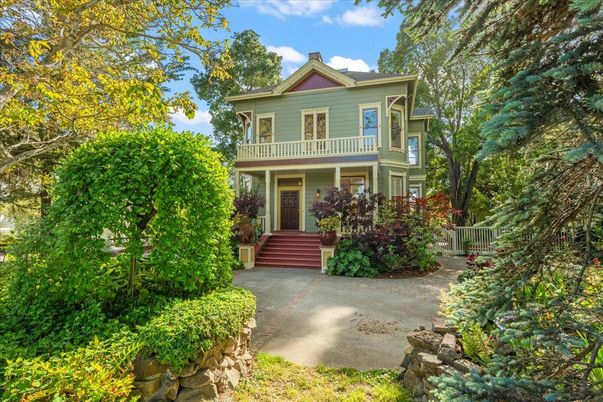 Exterior, Facade, Queen Anne Victorian